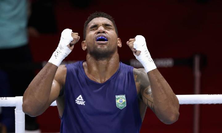 Abner Teixeira derrota jordaniano e garante ao menos o bronze no boxe na Olimpíada de Tóquio