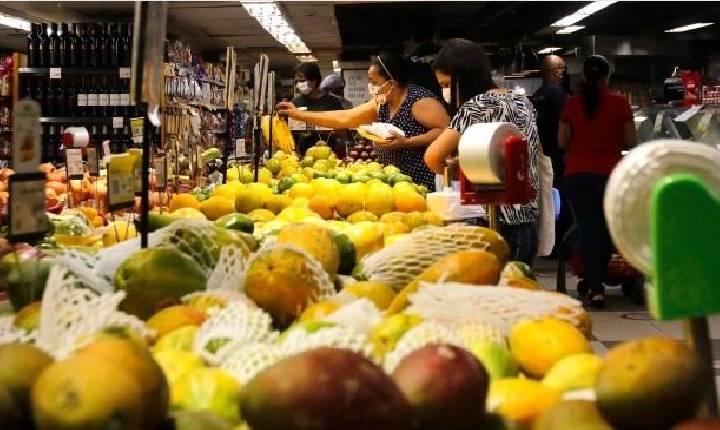 Alimentos ficam 15% mais caros no Brasil em um ano, segundo o IBGE