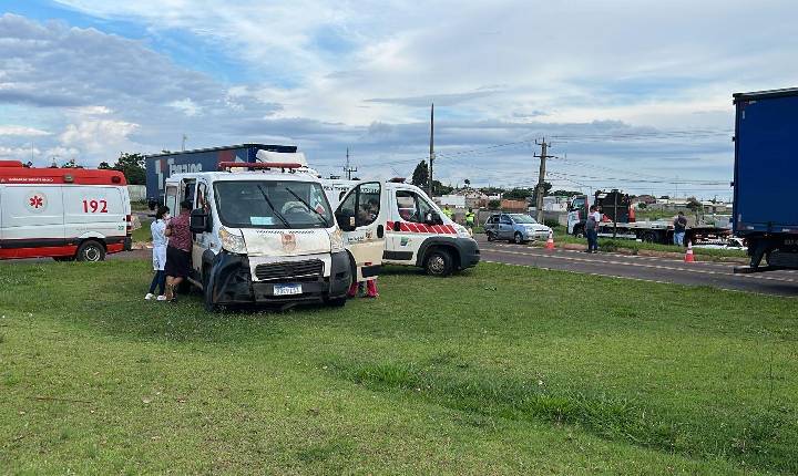 Ambulância de Santa Helena se envolve em acidente na BR-277, em Santa Tereza do Oeste
