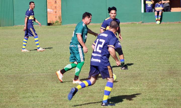Amistoso festivo envolve ex-jogadores profissionais e jogadores de Santa Helena