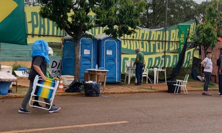 Após 70 dias, Polícia Militar desmobiliza acampamento em frente ao quartel de Cascavel