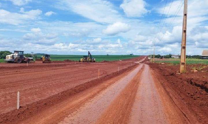 Avançam obras de terraplanagem para asfalto entre Porto Índio e Ruta 07 no PY