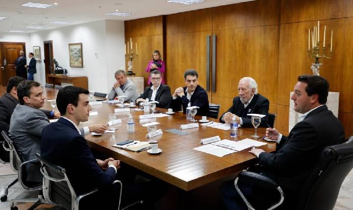 Azul apresenta ao governador novos voos a partir de Foz do Iguaçu