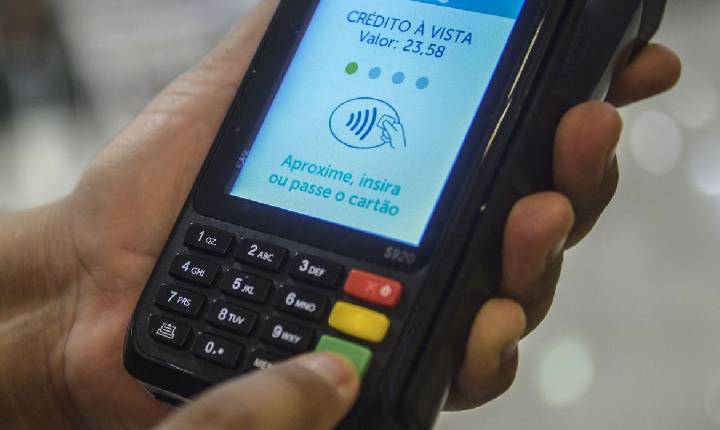 Banco Central estabelece limite às taxas de cobrança nas máquinas do cartão de crédito