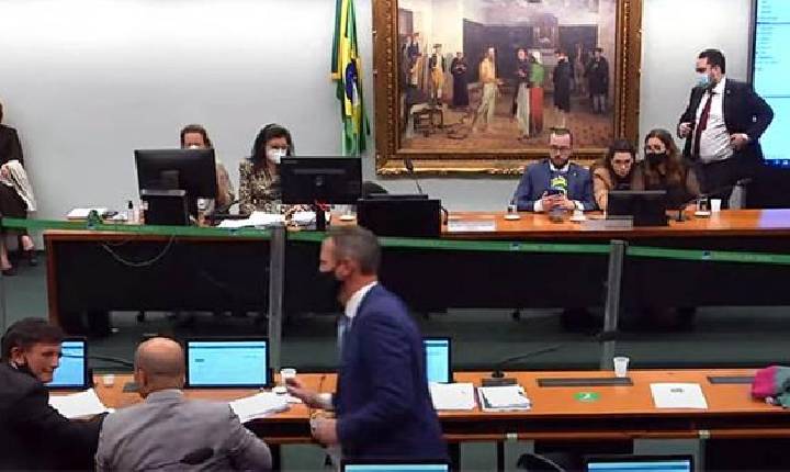 Bandeira de Bolsonaro, PEC do voto impresso é derrubada por comissão da Câmara