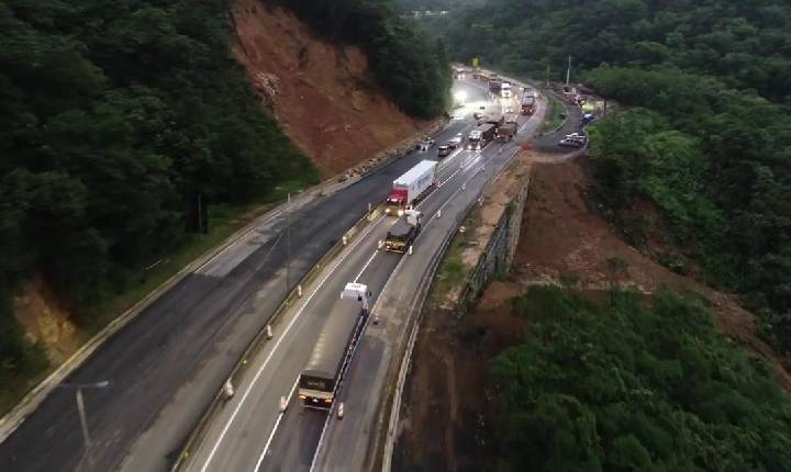 Barreira é instalada em trecho da BR-376 onde houve deslizamento de terra, em Guaratuba