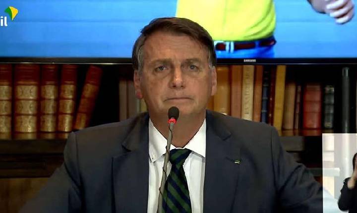 Bolsonaro defende voto impresso nas eleições durante live