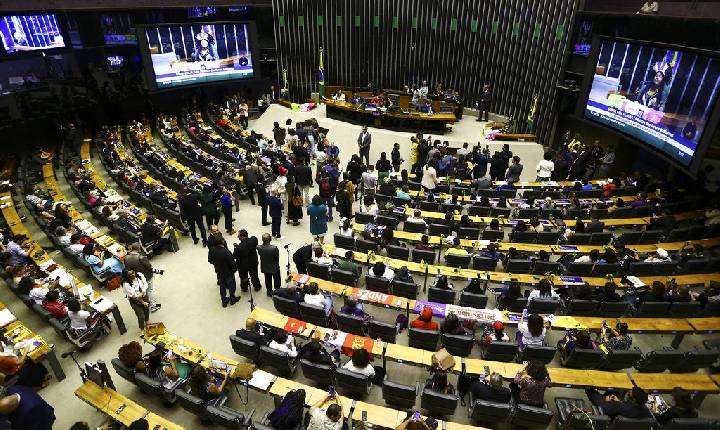 Câmara aprova projeto que prevê igualdade salarial entre homens e mulheres