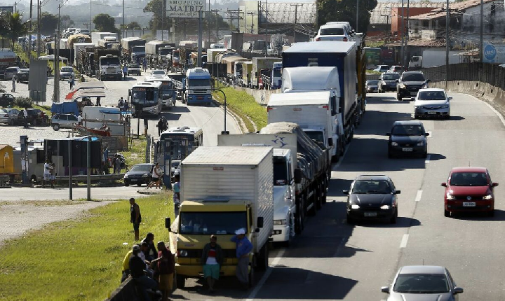 Caminhoneiros ameaçam nova greve se preço do diesel não cair