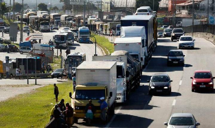 Caminhoneiros e taxistas recebem terceiro lote de benefício neste sábado (24)