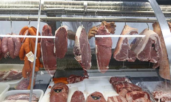 Carnes acumulam queda de 4,56% no ano pelo IPCA-15 e ajudam a baratear alimentação