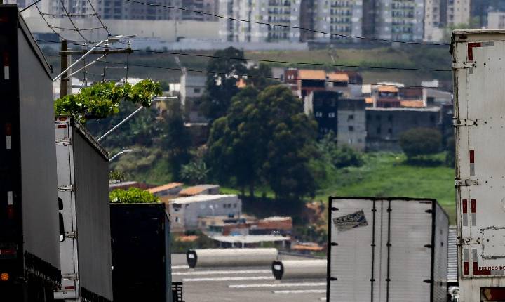 Cegonheiros e transportadores de combustíveis iniciam paralisação hoje