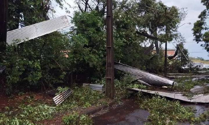 Chuva forte deixa rastro de destruição em Cascavel