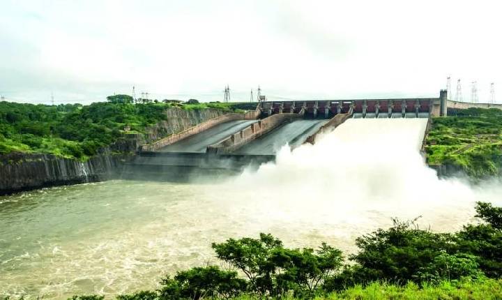 Chuvas torrenciais levam Itaipu a reabrir vertedouro