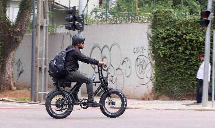 Ciclomotores e bicicletas elétricas precisam seguir recomendações de segurança no trânsito