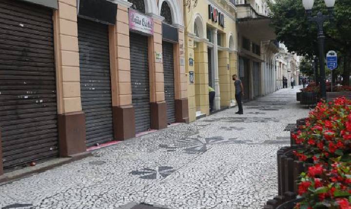 Com aumento de casos, Paraná amplia toque de recolher e volta a fechar comércio aos domingos