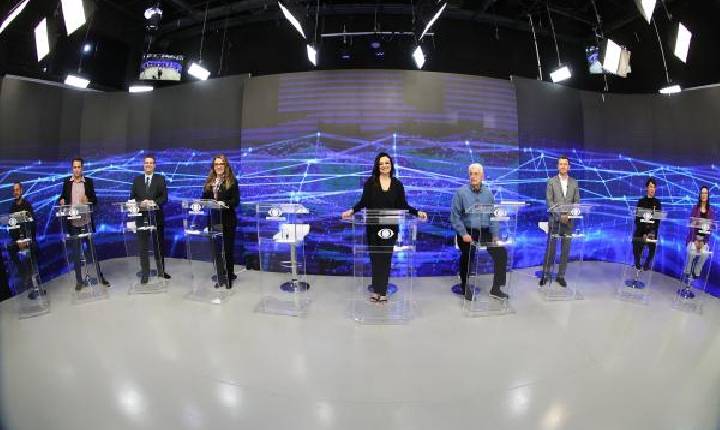 Crítica ao pedágio domina primeiro debate para o governo do Paraná