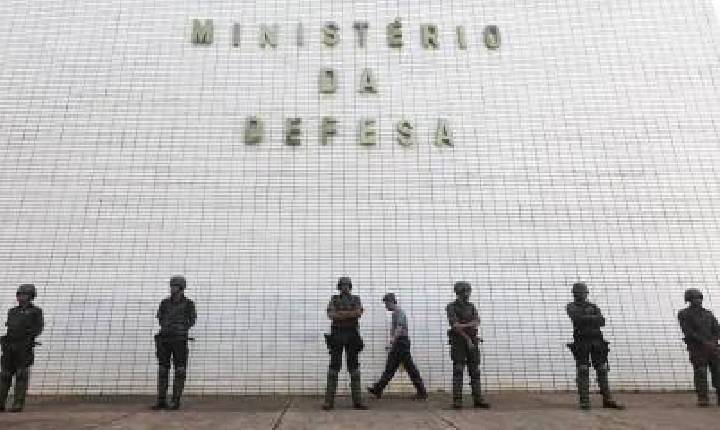 Defesa quer criar carreira própria para diminuir dependência de militares na estrutura do ministério