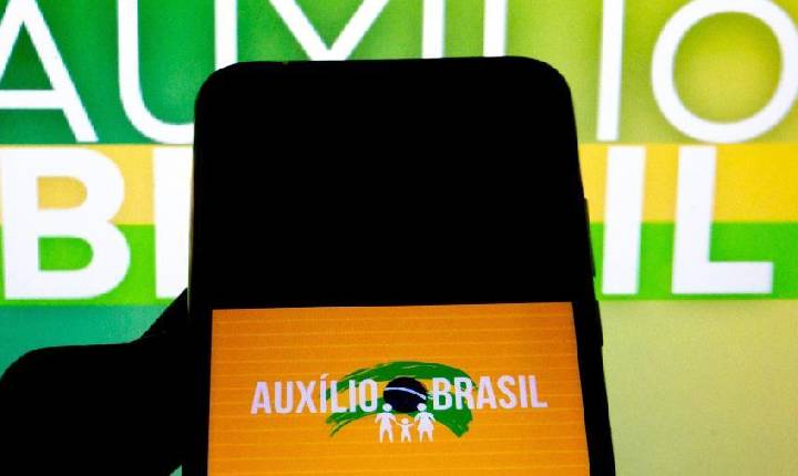 Demanda pelo Auxílio Brasil explode e fila já tem 2,78 milhões de famílias