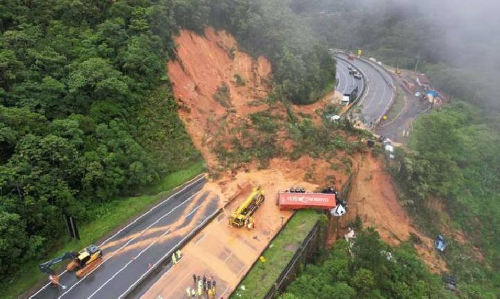 Deslizamento na BR-376: já são mais de 50 horas ininterruptas de operação