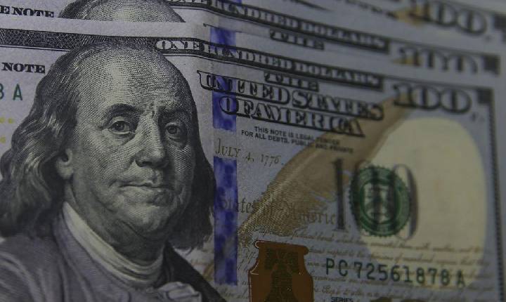 Dólar cai para R$ 4,79 e encerra semestre com recuo de 9,28%