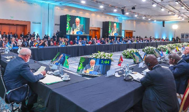 ‘É preciso trabalhar para que a cor da pele deixe de definir o futuro dos jovens’, diz Lula na Celac