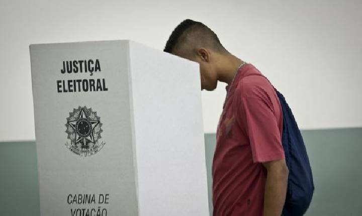 Eleitor que for flagrado com celular em cabine de votação poderá ser retirado do local. Armas também estão proibidas