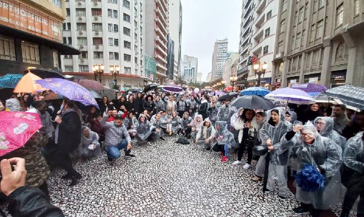 Em greve de 24 horas, enfermeiros fazem ato no Centro de Curitiba pelo piso nacional