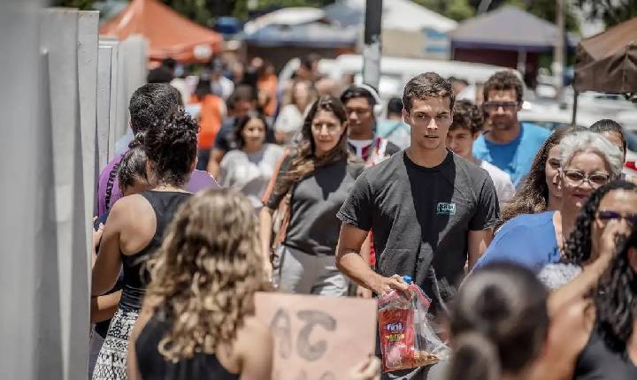 Ensino médio: Pé-de-Meia dará R$ 2 mil por ano a alunos de baixa renda