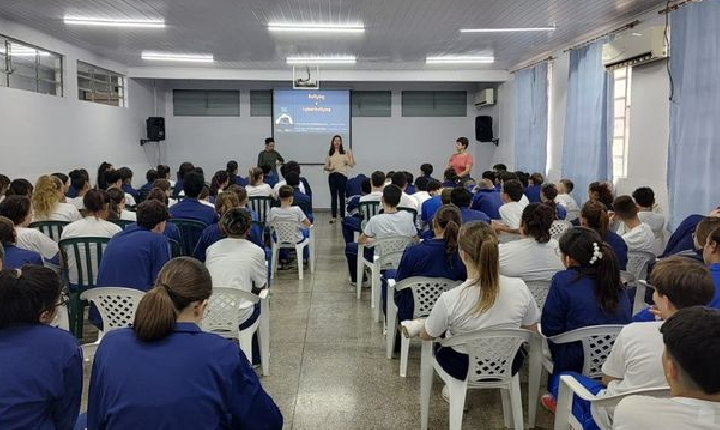 Equipe do Creas faz palestra sobre bullying e cyberbullying em escola de SH