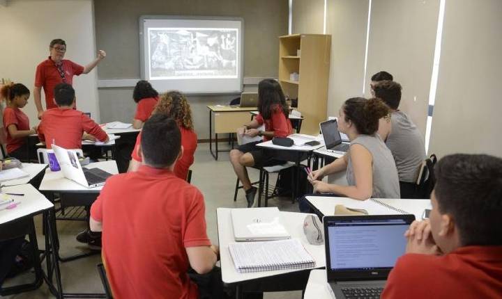 Especialistas pedem revogação do novo ensino médio