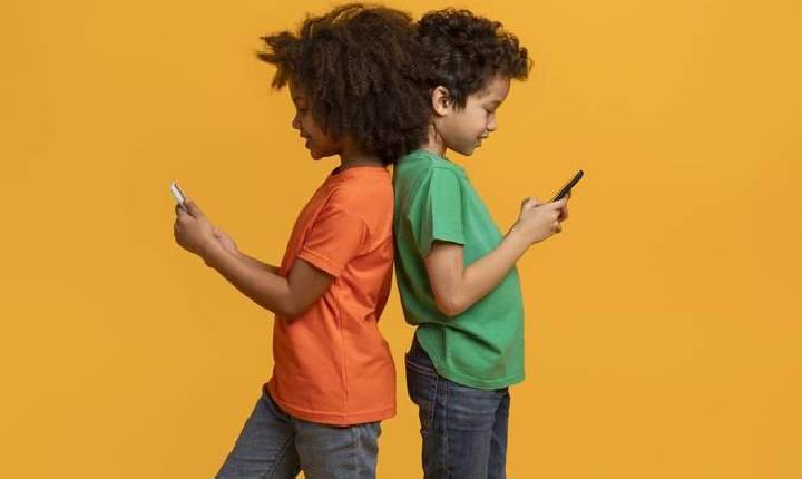 Estatuto Digital da Criança e do Adolescente proíbe rolagem infinita