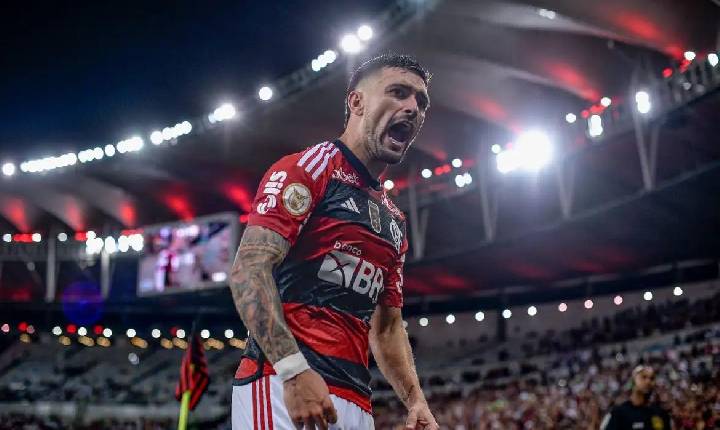 Flamengo vence Bragantino e entra na briga pelo título do Brasileiro