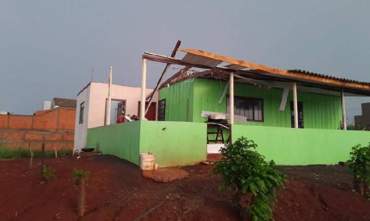 Forte temporal causa grandes estragos em Mercedes