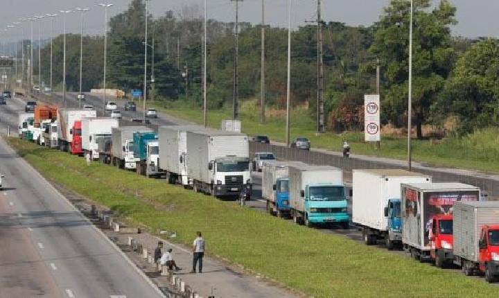 Frente Parlamentar dos Caminhoneiros notifica governo sobre greve