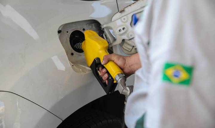 Gasolina sobe 4,16% no Paraná; gás natural também tem reajuste