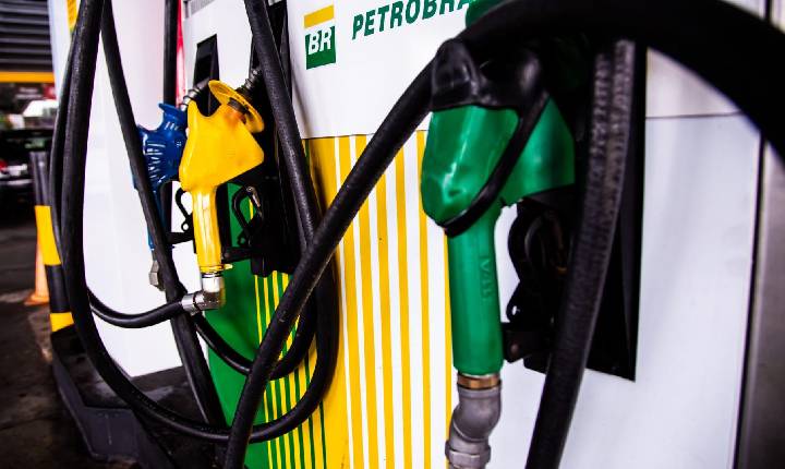 Gasolina sobe pela 6ª semana seguida mesmo sem reajuste da Petrobras