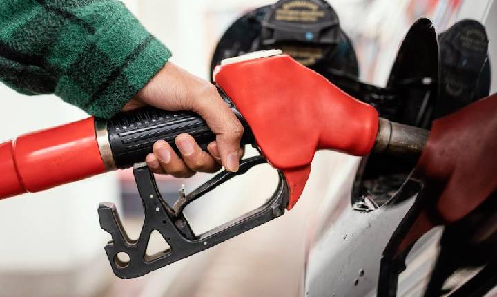 Gasolina sobe pela quarta semana seguida e se aproxima dos R$ 5