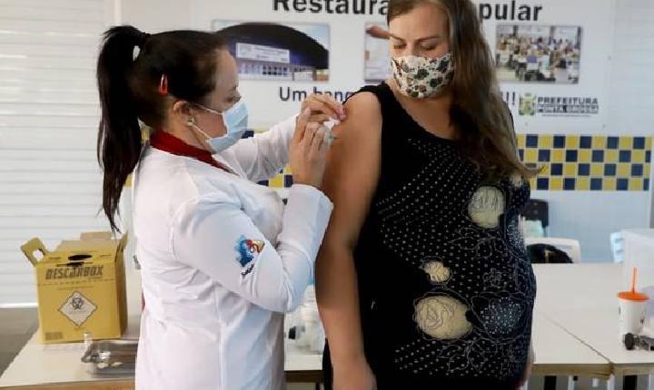 Gestantes com 1ª dose da AstraZeneca vão tomar 2ª dose da Pfizer ou CoronaVac