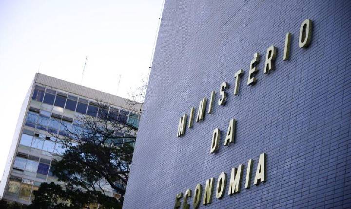 Governo bloqueia R$ 8,7 bi no Orçamento e adia reajuste salarial