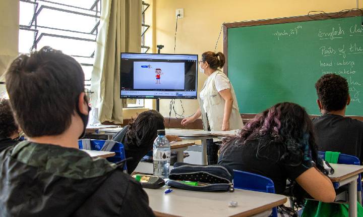 Governo entrega a colégios estaduais 25 mil kits com TVs, computadores e acessórios