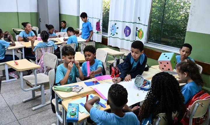 Governo fixa em R$ 5,1 mil novo piso nacional do magistério