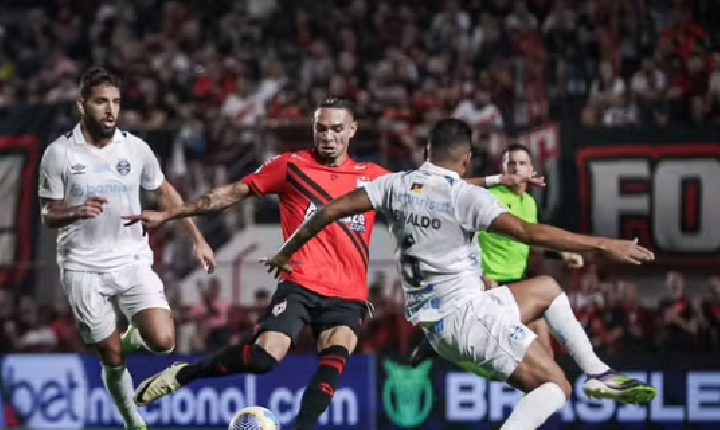 Grêmio busca empate e Inter perde com gol no fim pelo Brasileirão