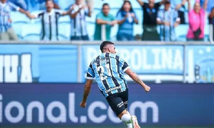 Grêmio goleia na estreia de Pavón; Inter vence de virada e continua líder