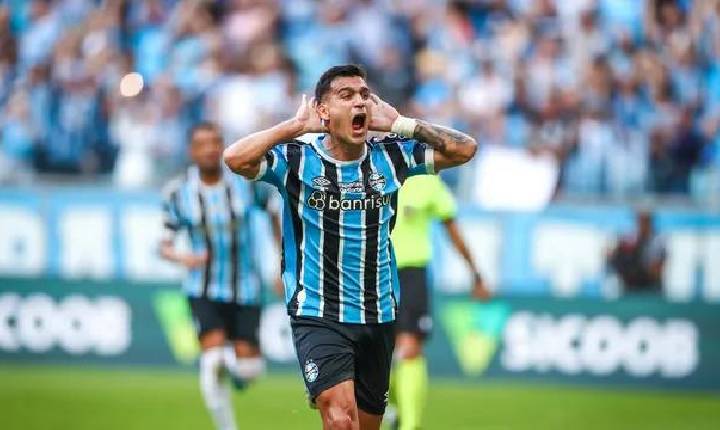 Grêmio goleia o Coritiba, afunda rival no Z-4 e assume a vice-liderança da Série A