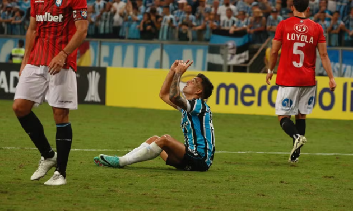 Grêmio perde e é lanterna na Libertadores; Inter joga pela Sul-Americana