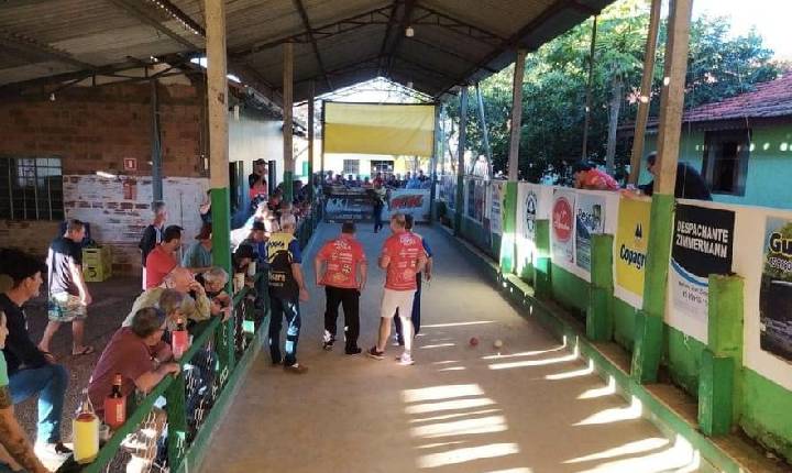 Gustavo Tur e Lanchonete Tropical saem na frente nas semifinais do Municipal de Bocha