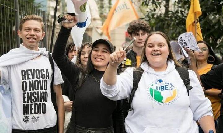 Incentivo financeiro proposto pelo governo Lula para estudantes concluírem o ensino médio é aprovado