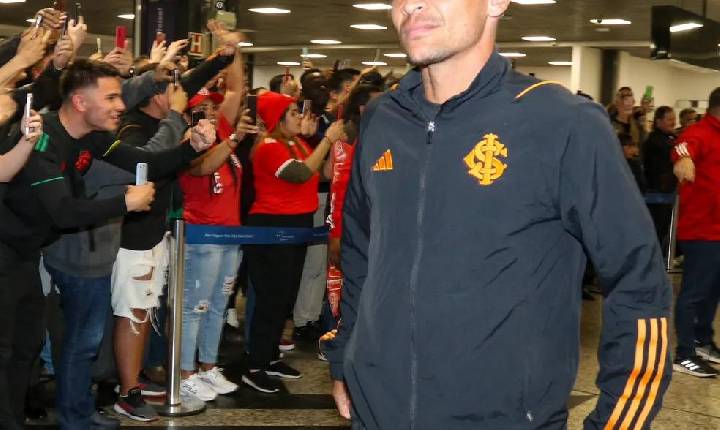 Inter é recebido com festa no aeroporto; Grêmio rejeita oferta por Bitello