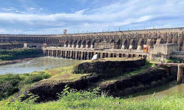 Itaipu lidera com folga “ranking” de hidrelétricas na produção de energia em 2022